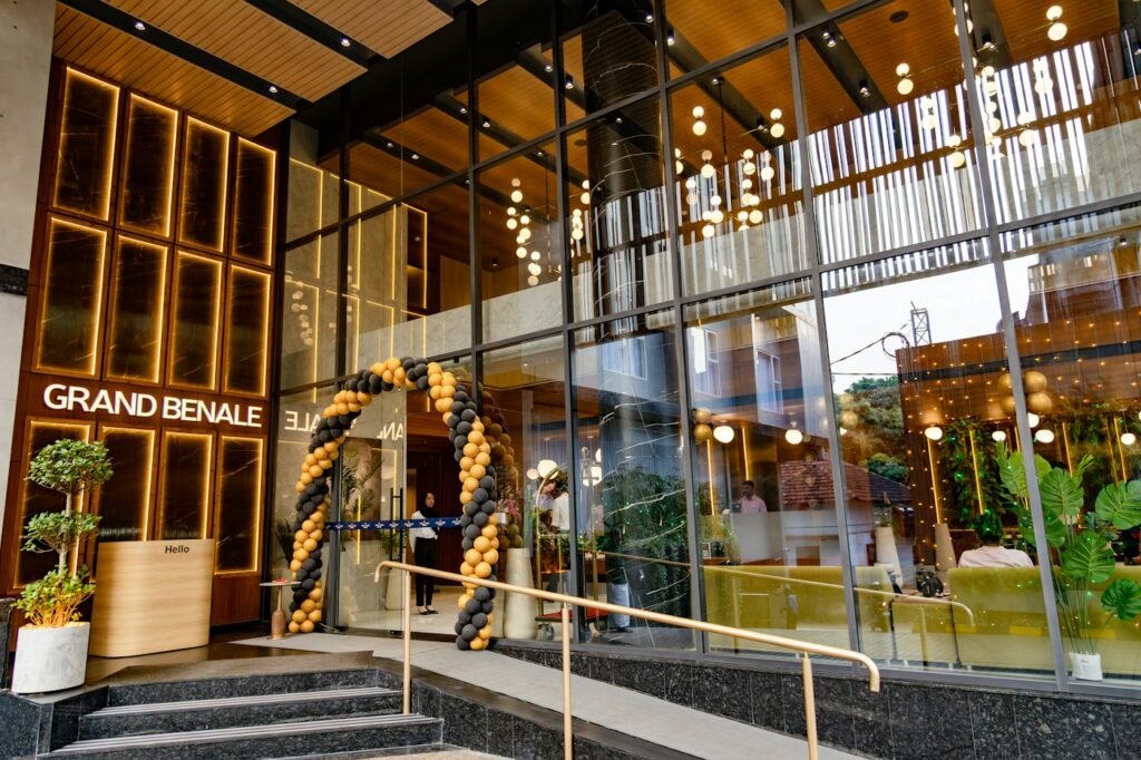 Automatic revolving entrance to a commercial building